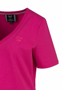 Fuchsia v-hals t-shirt van glad katoen, met een klein reliëflogo aan de bovenkant van de linkerkant en korte mouwen.