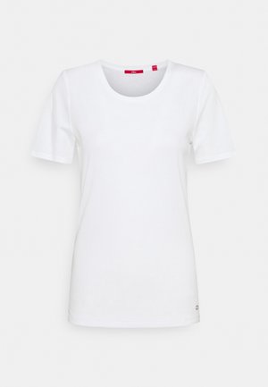 Prosty biały t-shirt z krótkim rękawem i okrągłym dekoltem, wyświetlany na białym tle z małą czerwoną metką wewnątrz kołnierza.