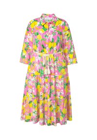 Abito a strati floreale in rosa con motivi di limoni e fiori, dotato di colletto, chiusura frontale con bottoni e cintura regolabile con pon pon.