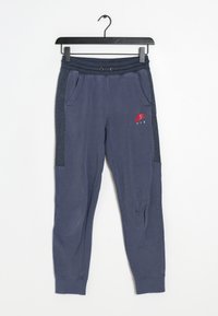 Navy joggers med sidofickor och grå mesh-paneler, med en röd Nike Air-logotyp på vänster lår och resårmidja.