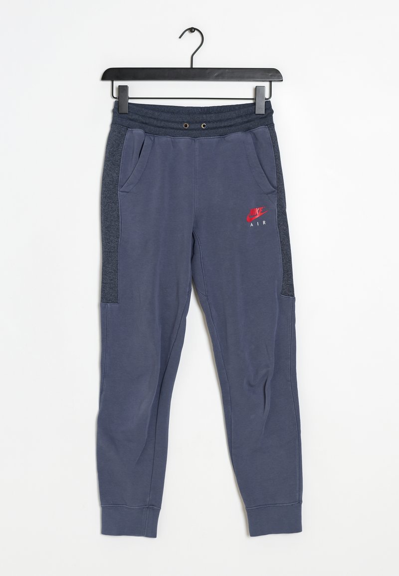 Navy joggers med sidofickor och grå mesh-paneler, med en röd Nike Air-logotyp på vänster lår och resårmidja.