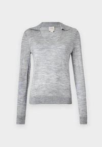Grauer Langarm-Pullover mit V-Ausschnitt und Kragen, ausgestattet mit einem strukturierten Muster. Hergestellt aus weichem Material mit glatter Oberfläche.
