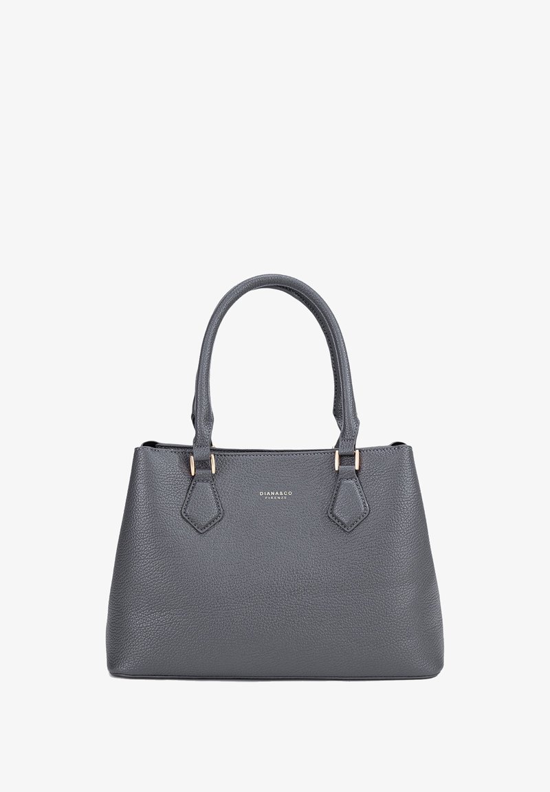 Borsa in pelle grigia con due manici superiori, dettagli in metallo dorato, texture a granuli e forma esagonale nei punti di attacco dei manici.