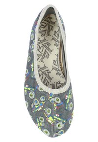 Grijze instappers met een autopatroon, elastische bovenkant en een textuur inlegzool met logo-print. Flexibel stoffen materiaal.
