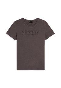 Camiseta de algodón gris con cuello redondo y mangas cortas, que presenta la palabra "FREDDY" adornada con detalles de tachuelas en el pecho.