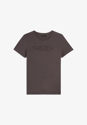 T-shirt en coton gris avec un col rond et des manches courtes, ornée du mot "FREDDY" décoré de clous sur la poitrine.