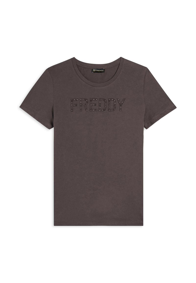 Camiseta de algodón gris con cuello redondo y mangas cortas, que presenta la palabra "FREDDY" adornada con detalles de tachuelas en el pecho.