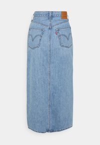 Ljusblå denimkjol med rak skärning, medellång, med en bak söm, två fickor med lappar och en läderetikett i midjan.