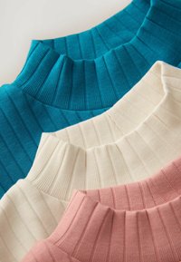 Sweter z prążkowanego dzianiny w odcieniach teal, kremowym i różowym, z wysokim kołnierzem oraz pionowymi paskami. Miękka faktura i dopasowany krój.