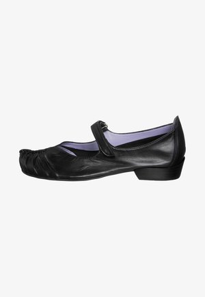 Zapato de cuero negro con punta redonda, parte delantera plisada, correa ajustable, tacón bajo y forro interior púrpura. Suela plana para mayor comodidad.