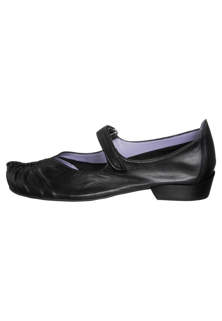 Scarpa in pelle nera con punta rotonda, fronte plissettato, cinturino regolabile, tacco basso e rivestimento interno viola. Suola piatta per il comfort.
