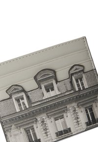 Etui na karty w szarym skórzanym wykończeniu z nadrukiem vintage budynku w czerni i bieli, z wieloma kieszonkami na karty i teksturowanym wykończeniem.