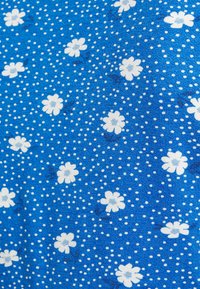 Tecido azul com flores brancas e pequenos pontos brancos, com uma textura suave e padrões de flores dispersos por todo o lado.