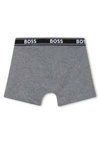 Boxers cinzentos feitos de tecido macio, com cintura preta e logótipo branco "BOSS", e design de perna aberta.