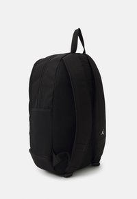 Zaino nero con due scomparti con zip, schienale imbottito, spallacci regolabili e una tasca laterale. Presenta un logo bianco in basso a destra.