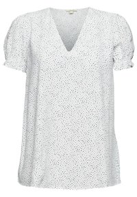 Blusa blanca con mangas cortas abullonadas; escote en V; cubierta de pequeños lunares negros; tejido suave y ligero; corte ligeramente holgado.