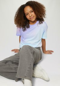 s.Oliver IM BOXY FIT MIT SUBLIMATION - T-shirt print - himmelblau