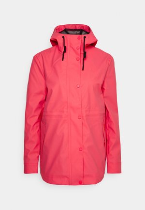 Chaqueta impermeable para mujer en un rosa brillante, con capucha, cordones negros, cierre frontal con botones a presión y bolsillos laterales.