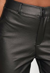 Vero Moda Petite VMAMIRA FLARED PANT - Calças - black