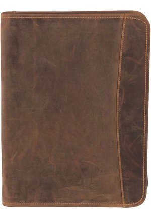 Classeur en cuir marron avec une texture lisse, présentant des coutures contrastées le long des bords et un rabat pour la fermeture.