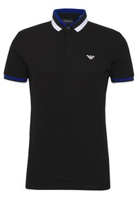 Svart kortärmad polo med krage och manschetter i vit och blå randning, med en liten vit Emporio Armani-logotyp på bröstet.