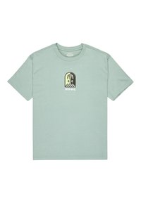 Camiseta de algodón verde claro con un gráfico central, un borde estampado y texto del logo debajo. Manga corta y escote redondo.