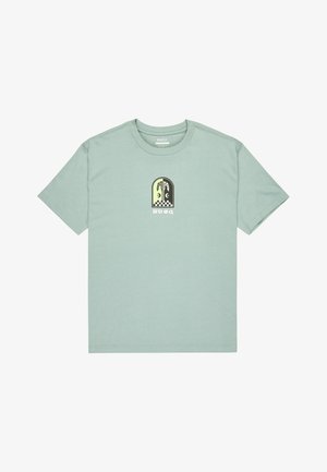 T-shirt in cotone verde chiaro con una grafica centrale bordata di un motivo e testo del logo sottostante. Maniche corte e scollatura a girocollo.