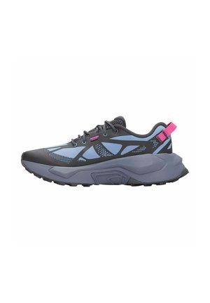 Scarpa sportiva low-top nera e blu con linguetta rosa sul tallone, tomaia in mesh, suola spessa e chiusura con lacci.