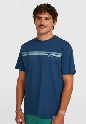 Granatowy T-shirt z miękkiej bawełny z krótkimi rękawami, ozdobiony poziomymi paskami w jasnoniebieskim i turkusowym na wysokości klatki piersiowej.