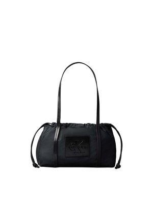 Borsa a tracolla in nylon nero con manici lunghi, fianchi con coulisse e patch frontale con logo Calvin Klein in rilievo.