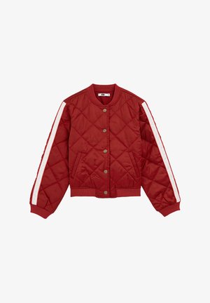 Chaqueta bomber acolchada roja con cuello acanalado, botones a presión, rayas blancas en los laterales y dos bolsillos frontales. Tejido suave con un acabado ligeramente brillante.