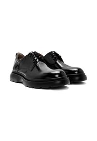 Zapatos de cuero negro con un acabado brillante, puntera redonda y diseño de cordones, que cuentan con una suela acolchada con un patrón de agarre texturizado.