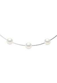 Collier de perles avec trois perles blanches brillantes sur une fine chaîne en argent. Les perles sont rondes et espacées de manière égale le long de la chaîne.