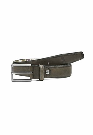 Olivgrüner Ledergürtel mit einer silbernen Metallschnalle, versehen mit einer glatten Textur und genähten Kanten für Haltbarkeit und Stil.