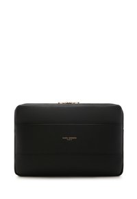 Custodia per laptop in pelle nera con finitura testurizzata, hardware in tonalità oro e un design minimale; presenta un logo impresso sul davanti.