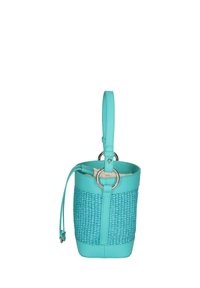 Borsa a secchiello rotonda con corpo intrecciato turchese, dettagli in pelle, tracolla regolabile, accessori in metallo color argento e chiusura a coulisse.