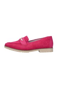Růžové semišové loafer boty s plochou podrážkou, ozdobené páskem přes přední část a světle zbarvenými akcenty na podrážce.