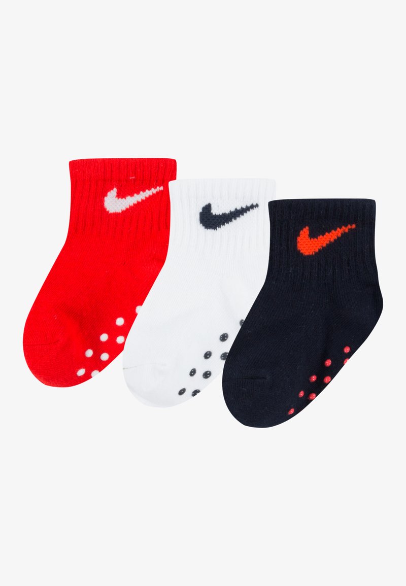 Tres pares de calcetines cortos: rojos con logo blanco, blancos con logo negro y azul marino con logo naranja. Cada uno cuenta con agarres de puntos en las suelas.