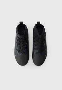 Fekete sportcipők, textúrált felülettel, fűzőkkel és egy kis kék Nike logóval. Bokáig érő kialakítás, amely áramvonalas formát mutat.