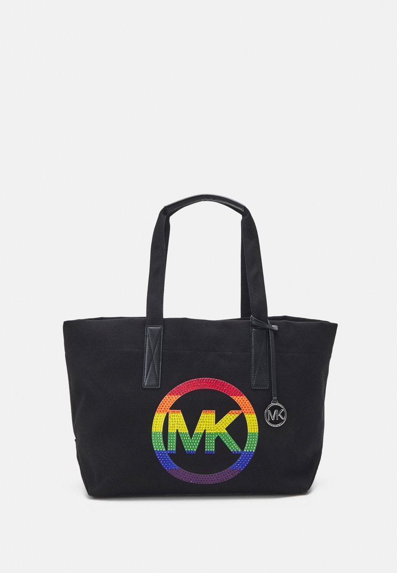 Sac fourre-tout en toile noire avec un logo MK aux couleurs de l'arc-en-ciel, finition texturée et accents en cuir noir. Poignées doubles pour le transport.