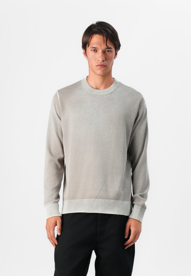 Pulover gri, ușor, cu mâneci lungi, guler rotund și tiv cu caneluri. Textură netedă, design minimal și croială medie.