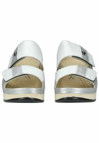 Sandalias deslizantes blancas y plateadas con acentos de textura en patrón de serpiente, correas ajustables, diseño abierto y una suela ligera.