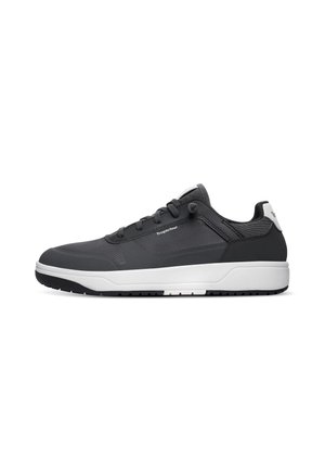 Chaussure de sport noire avec des accents gris, tige en tissu texturé, lacets ronds et semelle blanche. Présente un design rembourré pour le confort.