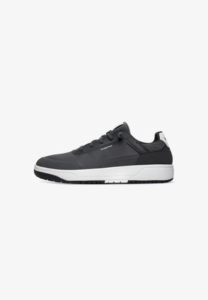 Czarne buty sportowe z szarymi akcentami, teksturowana cholewka z materiału, okrągłe sznurowadła i biała podeszwa. Posiadają wygodny design z wyściełaniem.