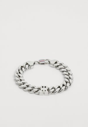 Sølv chunky kjedearmbånd med en boks-lås som har et utskåret "H" design, samt en hummerlås med røde, hvite og blå striper.