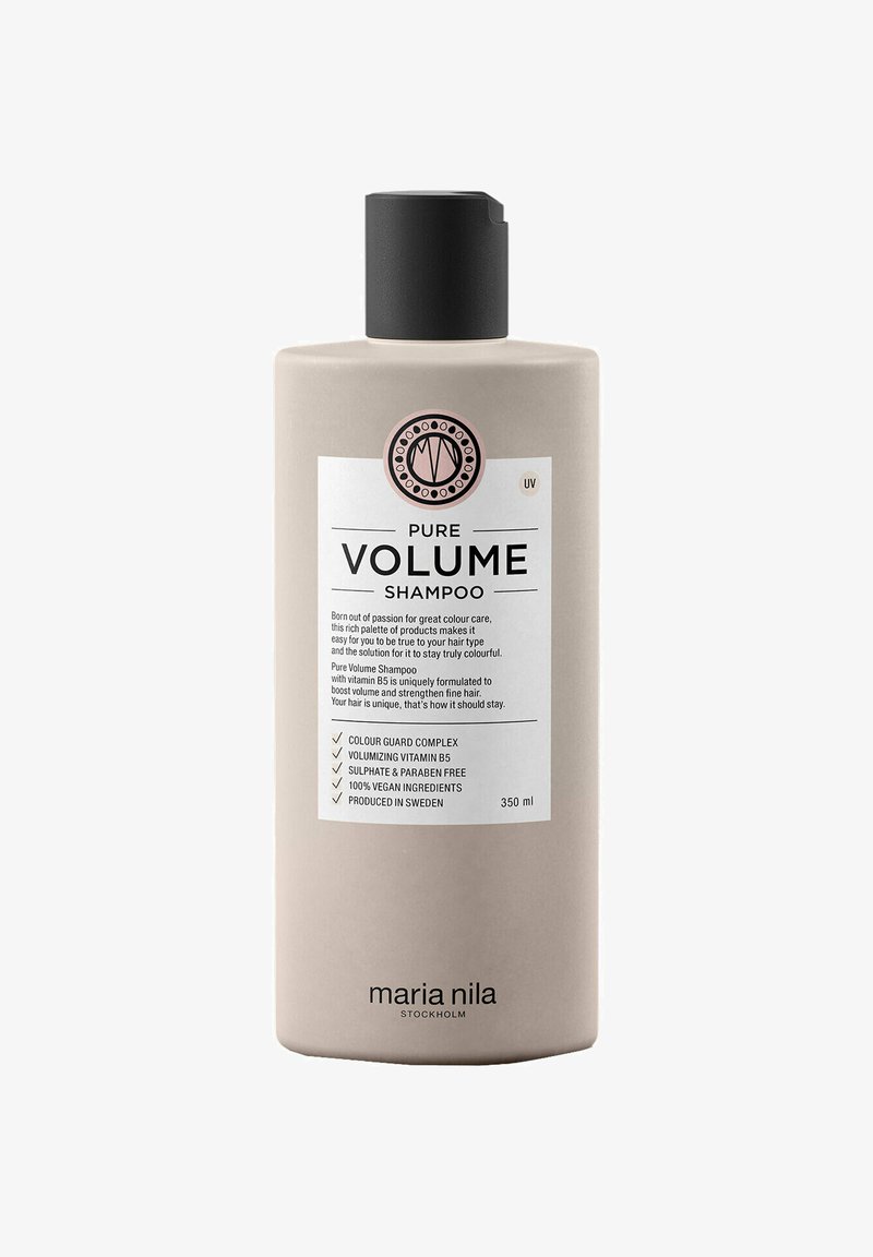 Pure Volume shampoofles in matte beige, met een zwarte dop. Het label aan de voorkant bevat de productnaam, details in zwarte tekst en roze accenten. 350 ml.