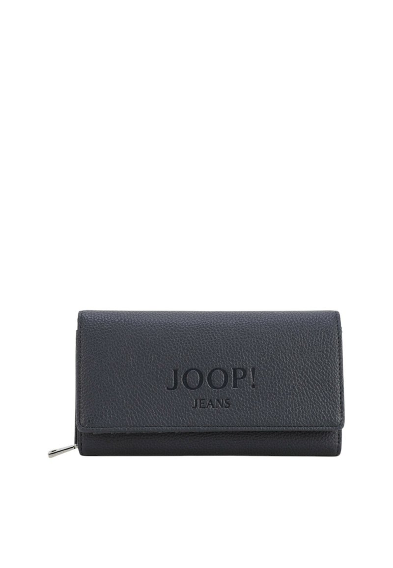 Portafoglio in pelle nera con superficie texturizzata, dotato di logo impresso "JOOP! JEANS!". Sezione con zip sul lato. Forma compatta e rettangolare.