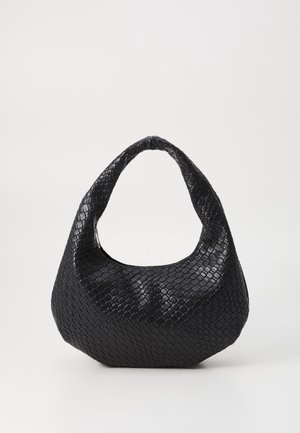 Czarna pleciona skórzana torebka w kształcie półksiężyca z pojedynczym, grubym uchwytem, przedstawiona na jednolitym białym tle.