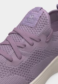 Ανοιχτό μωβ πλεκτό αθλητικό παπούτσι με κορδόνια στο ίδιο χρώμα, υφασμάτινο επάνω μέρος με υφή, καουτσούκ σόλα και ραμμένη τετράγωνη ετικέτα λογότυπου στη γλώσσα.