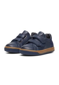 Scarpe in pelle blu navy con una superficie liscia, dotate di due cinturini in velcro e suola in gomma beige. Punta rotonda e design a profilo basso.
